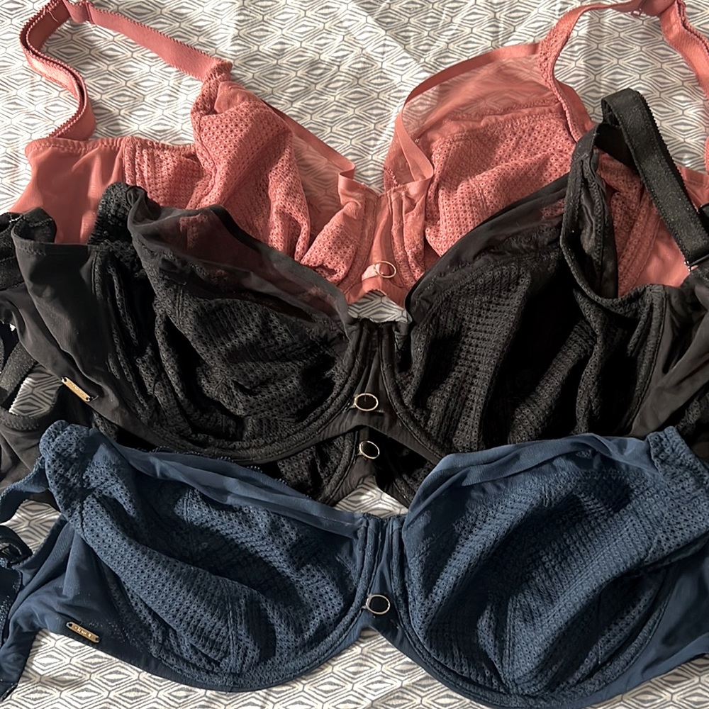 Set of 4 Chantelle Parisian Allure bras (30I)